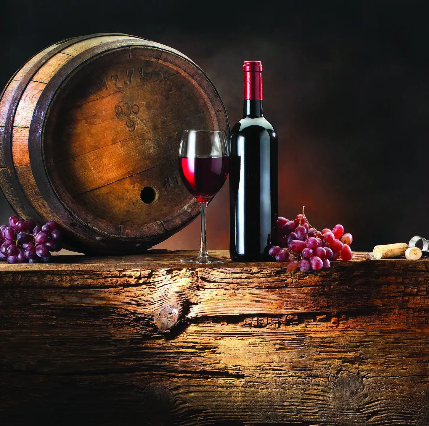 Vino in grozdje v kletnem ambientu